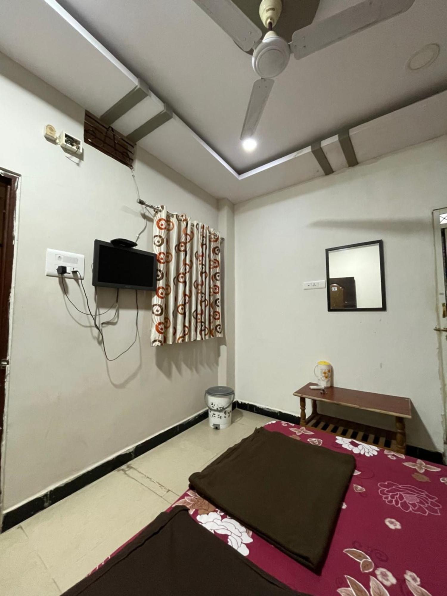 Satguru Guest House Удджайн Экстерьер фото